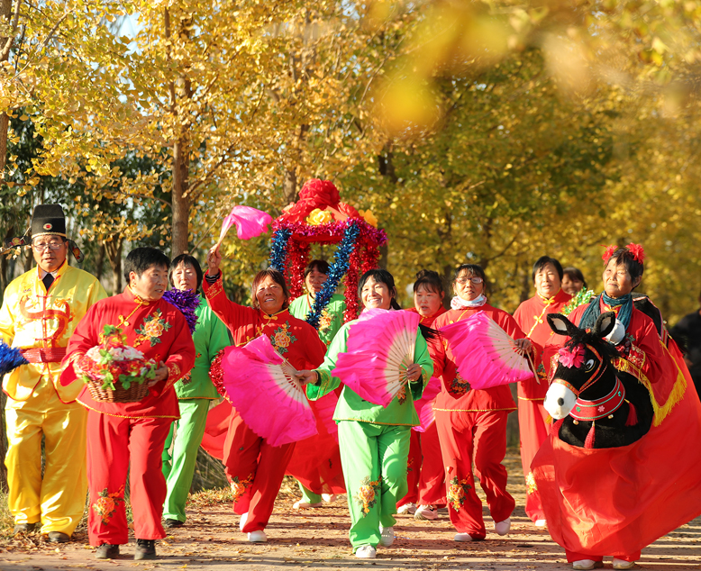 坎北街道肖港村業(yè)余藝術(shù)團(tuán)在果林村銀杏網(wǎng)紅路表演歌舞節(jié)目