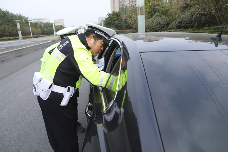 縣交警部門嚴(yán)查駕乘人員安全帶使用情況