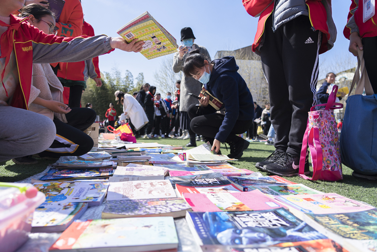 縣實驗小學(xué)開展圖書跳蚤市場活動