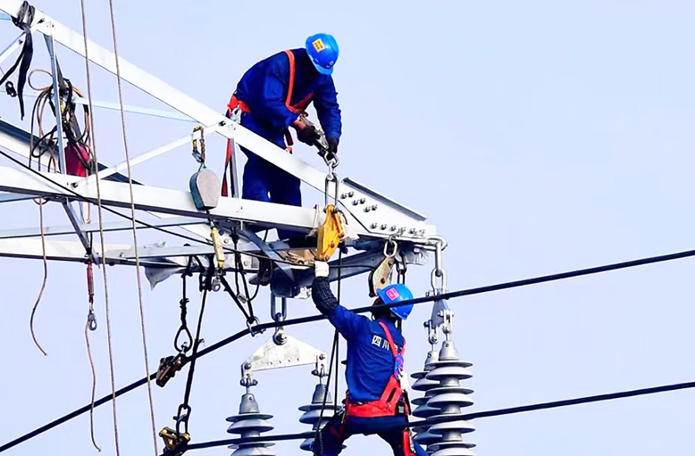 國網(wǎng)濱?？h供電分公司組織電力維護人員對運營線路全方位維檢