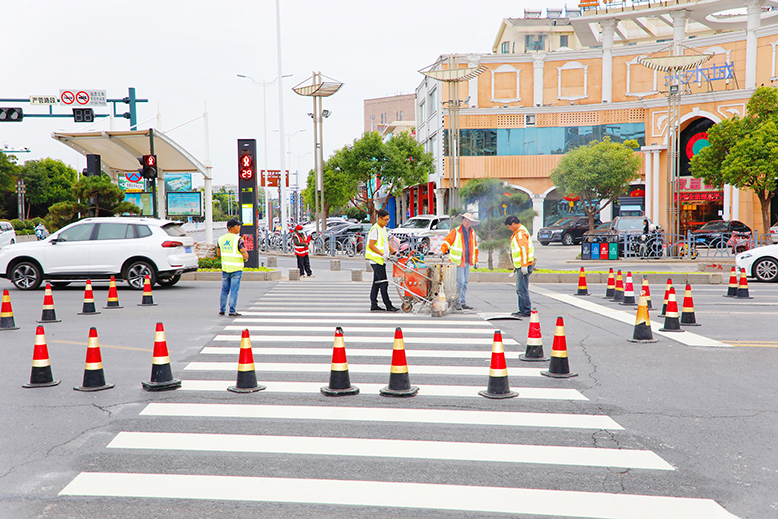 縣交通控股集團維護城區(qū)道路交通標(biāo)識標(biāo)線