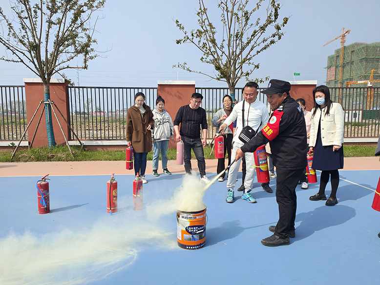 縣實驗小學(xué)育才路校區(qū)開展教職工滅火器使用實操演練活動