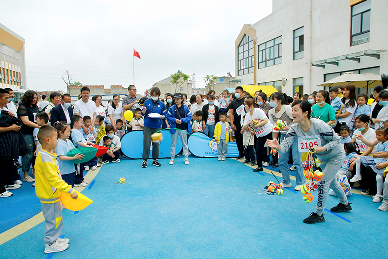 縣實驗幼兒園舉辦“共情陪伴迎‘六一’悅享運動向未來”活動