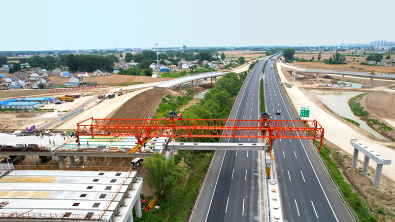 濱淮高速公路上跨沈海高速公路第一片預制箱梁安裝順利完成