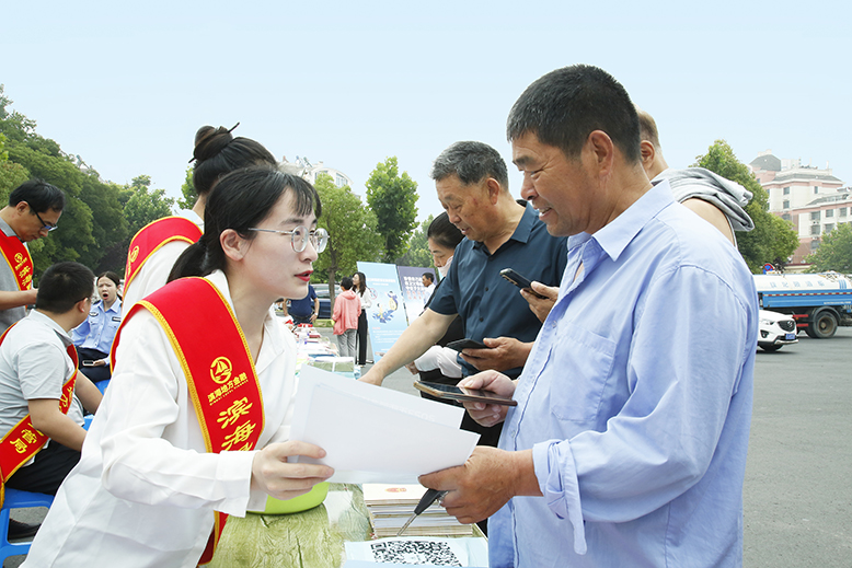 我縣舉行“守住錢袋子護好幸福家”防范非法集資及金融領域平安建設廣場宣傳日活動