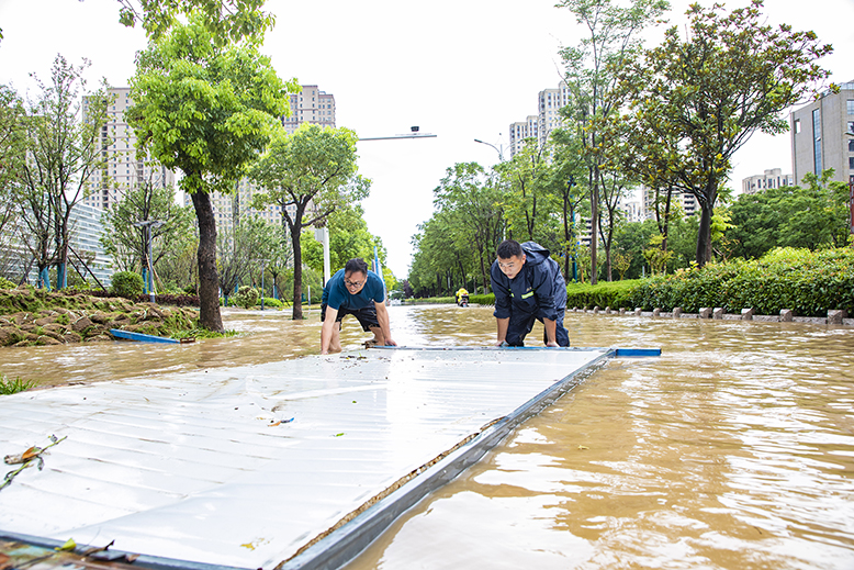 多部門積極組織排除路面積水