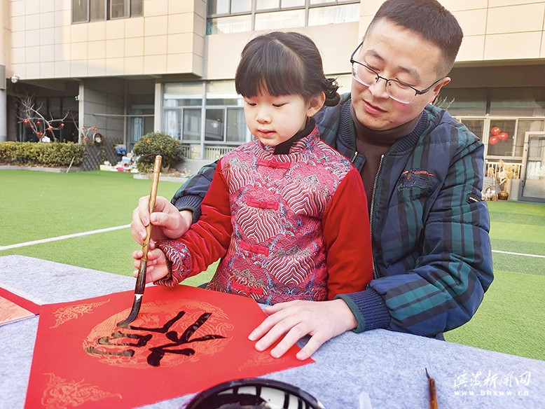 縣機關(guān)幼兒園舉行“迎新年、福來到”親子活動