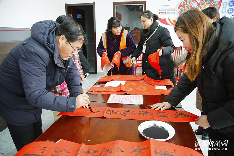 “翰墨飄香迎新春，書寫春聯(lián)送祝?！睍ɑ菝窕顒?dòng)