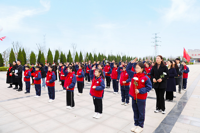 兩單位開展祭掃革命先烈活動