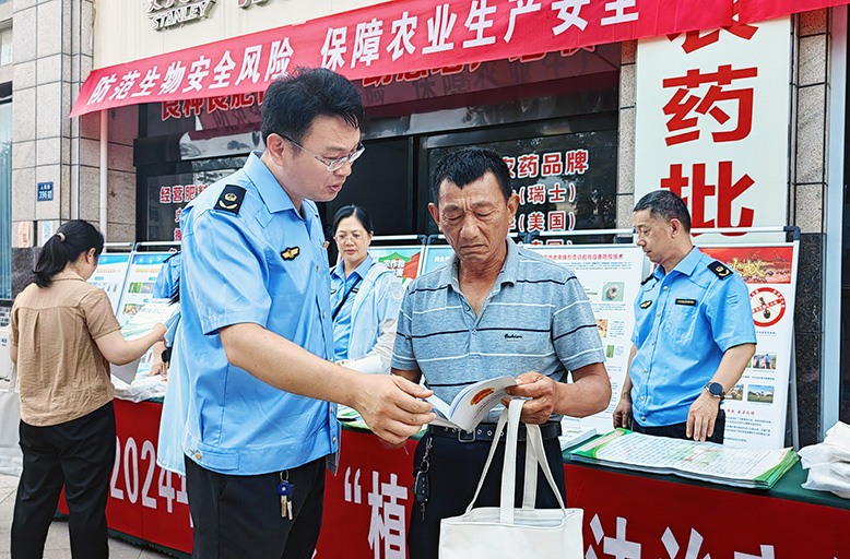 縣農(nóng)業(yè)農(nóng)村局宣傳普及植保植檢法律法規(guī)知識(shí)