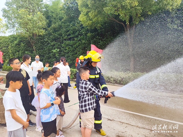 “七彩的夏日——‘童’行消防站，致敬火焰藍”研學活動