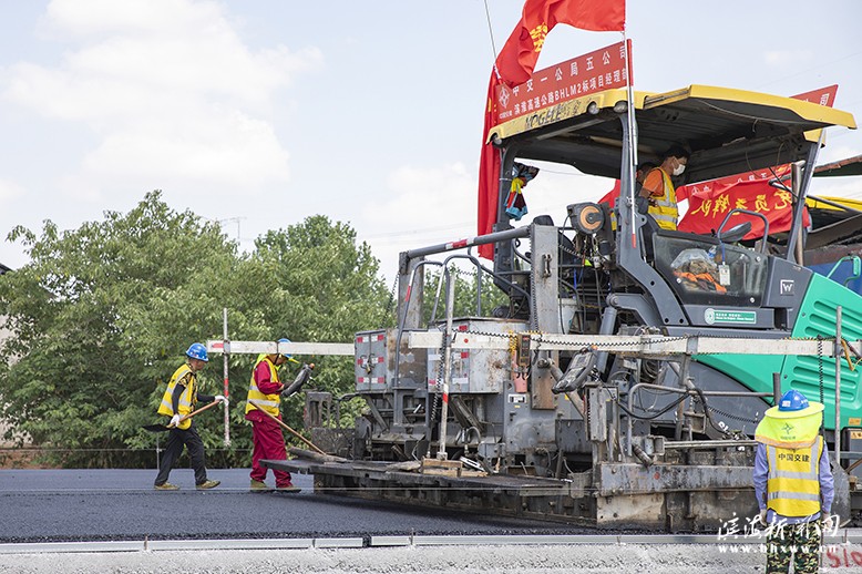 濱淮高速公路工程鹽城段路面2標施工現(xiàn)場