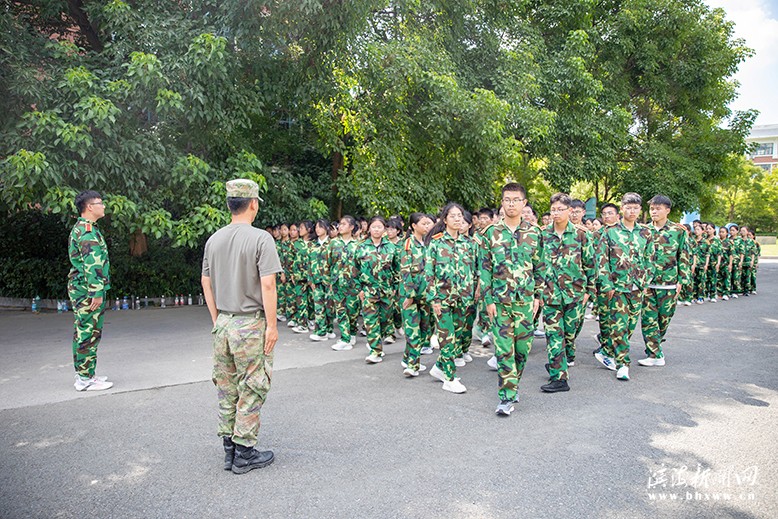 濱海中學軍訓現(xiàn)場